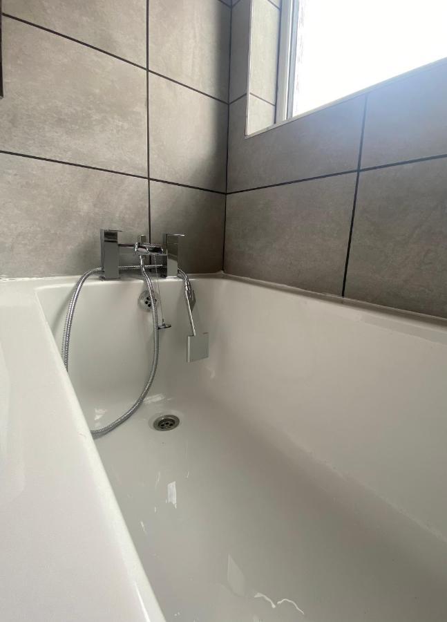 Modern 2 Bed Apartment & Free Parking Кентербері Екстер'єр фото