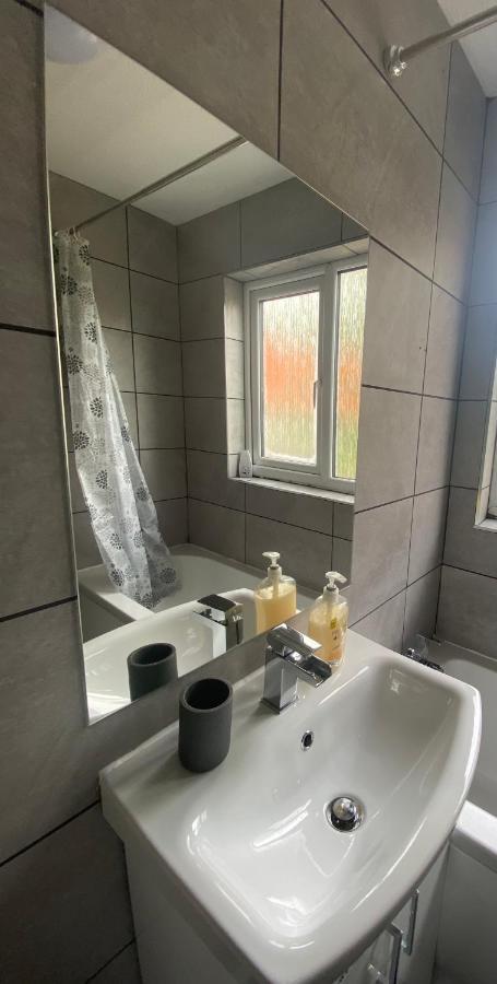 Modern 2 Bed Apartment & Free Parking Кентербері Екстер'єр фото